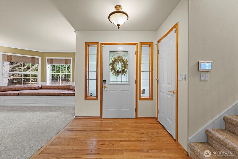 4th image of 3918 Norpoint Way NE