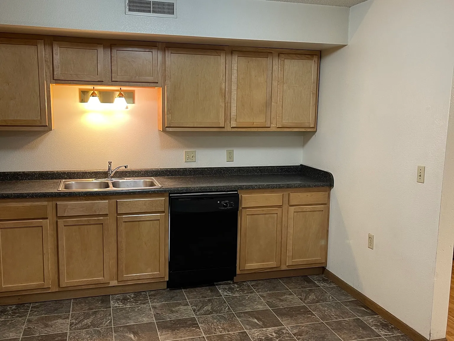 5 bed, $3,322 — Photo 4