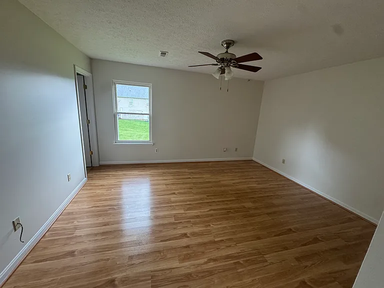 305 Routt Dr — Photo 12