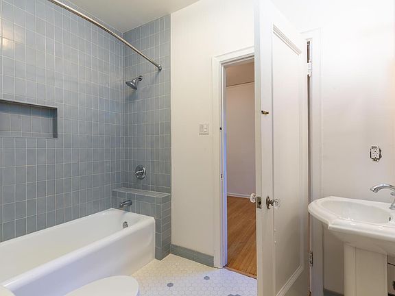 5th image of 462 N Orange Dr