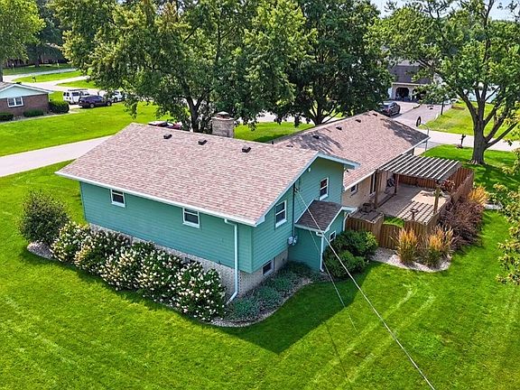 3rd image of 1194 N Meadow Dr