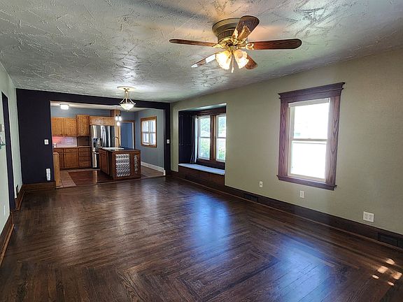 3rd image of 909 W B Street