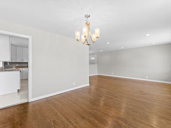 4th image of 3820 W Touhy Ave
