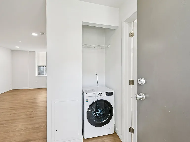 Hamilton Apartments — Photo 24