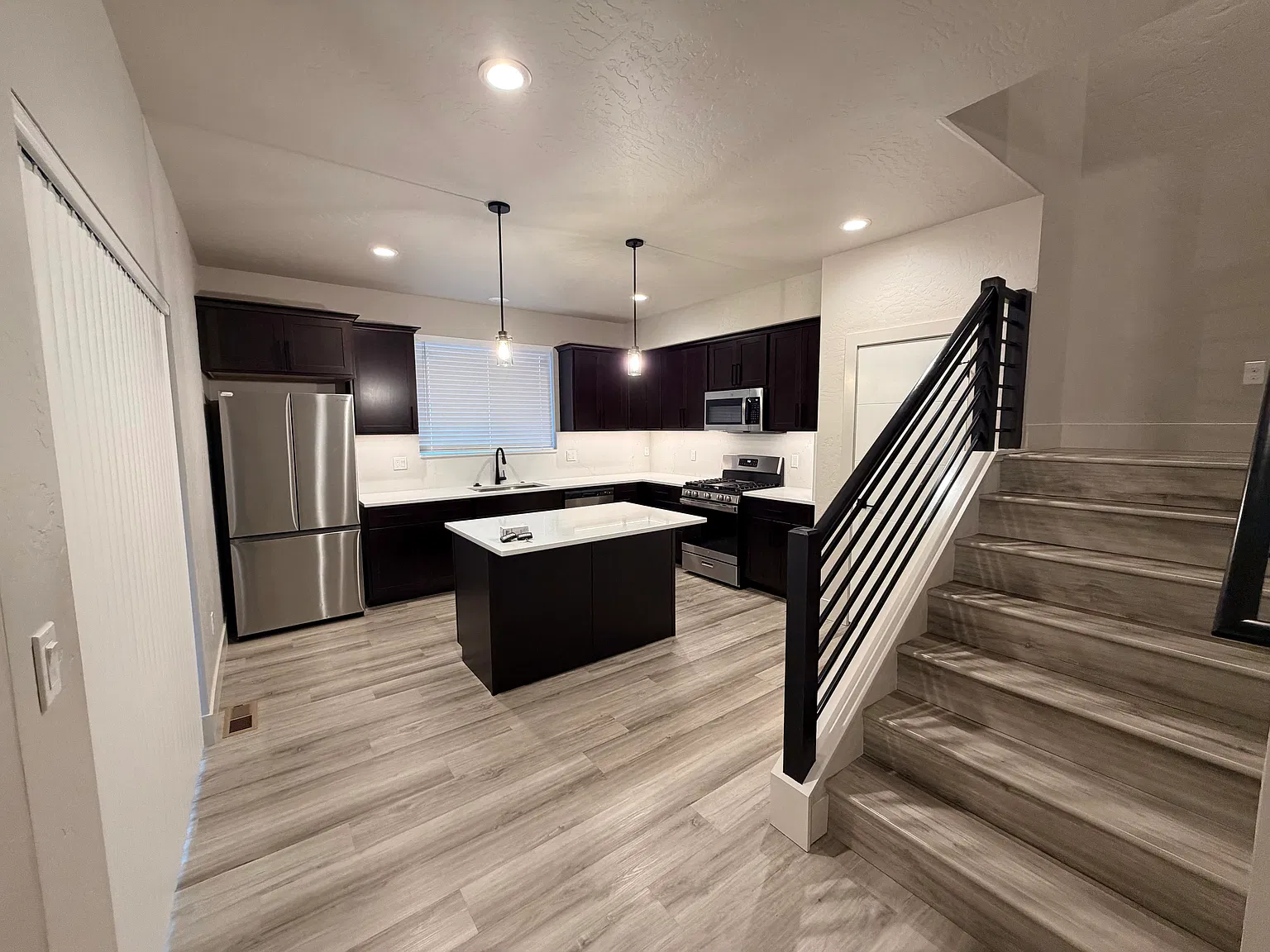 3 bed, 2100 sqft, $2,700 — Photo 4