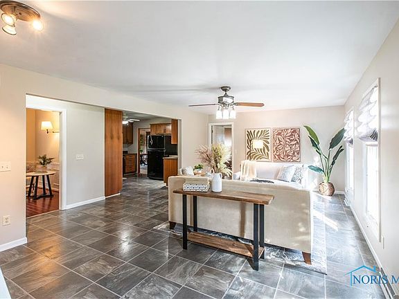 2nd image of 10904 Lakeview Dr