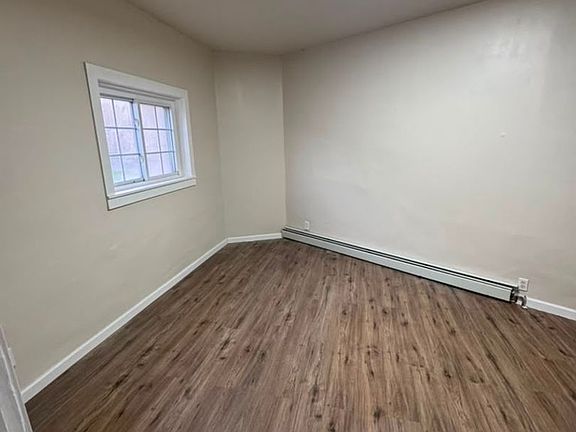 2nd image of 427 Oak Aly