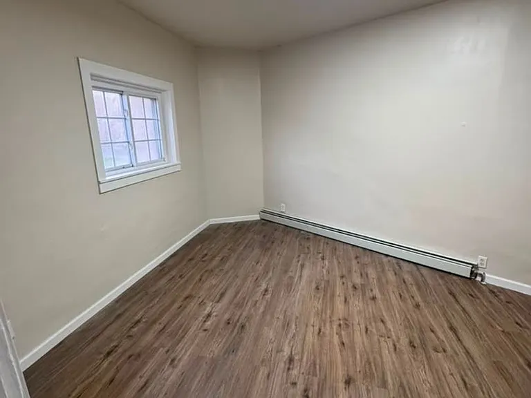 427 Oak Aly — Photo 2