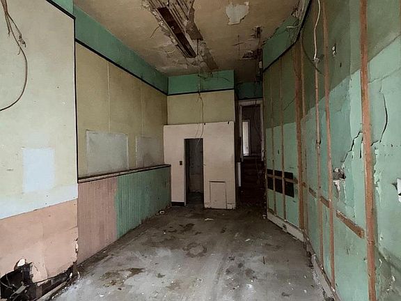 5th image of 643 S 60th St