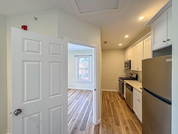 4th image of 47 Trumbull St #5