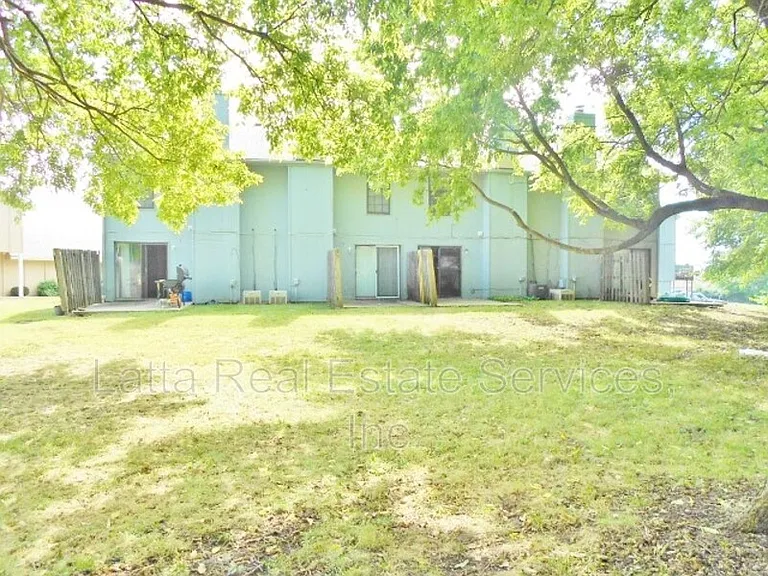 18810 E Manor Dr — Photo 2