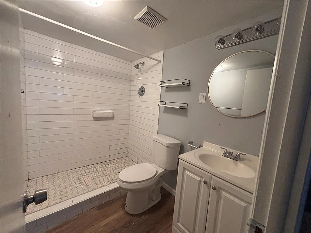 1 bed, 1.0 bath, 400 sqft, $1,245 — Photo 2