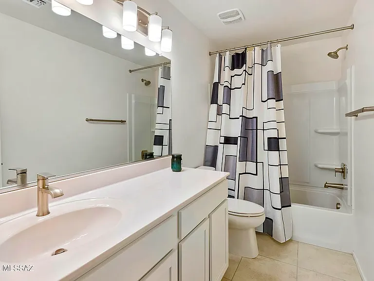 1032 E Descent St — Photo 3