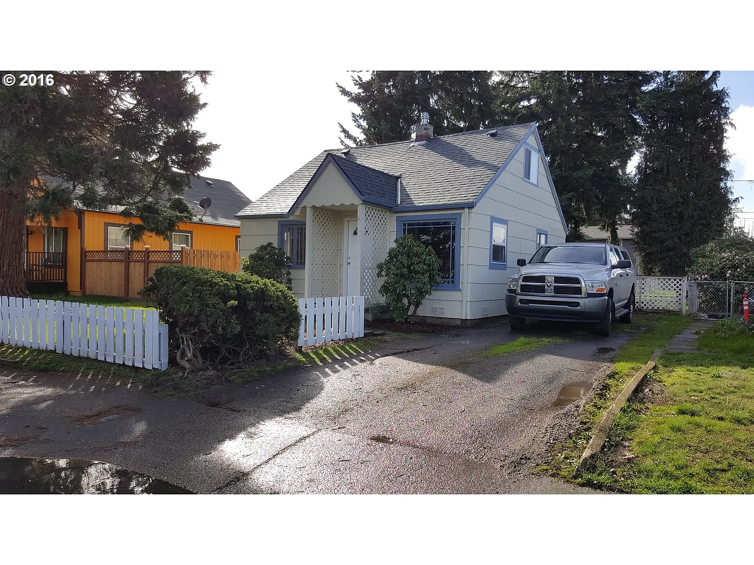 315 NW Dennis Ave photo 1