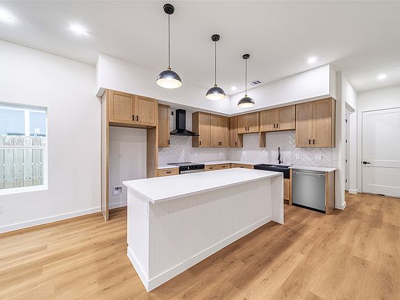 3rd image of 816 Lambert St