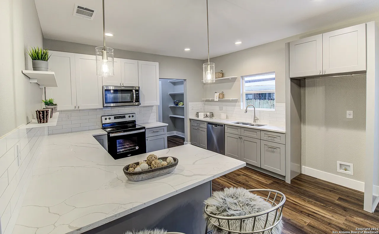 7 bed, 2500 sqft, $620 — Photo 2
