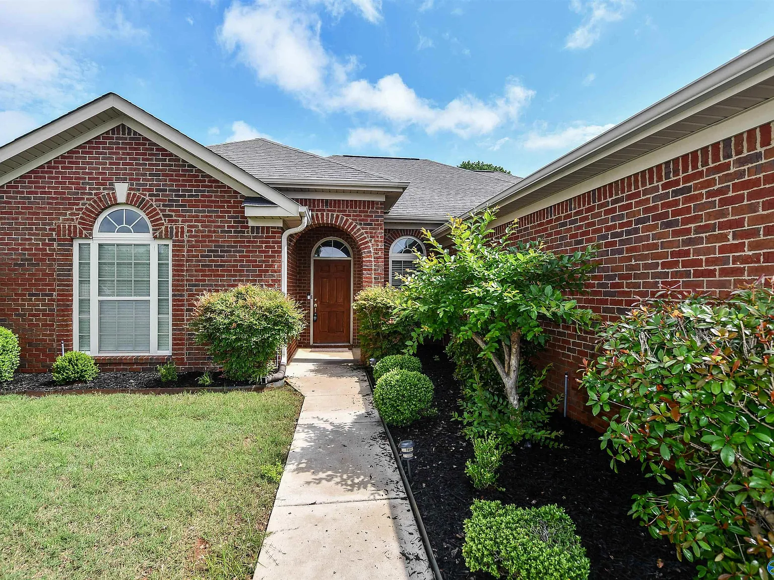 4 bed, 2.5 bath, 2277 sqft, $2,200 — Photo 2