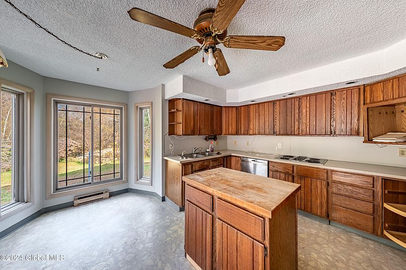 4th image of 346 Maple Avenue