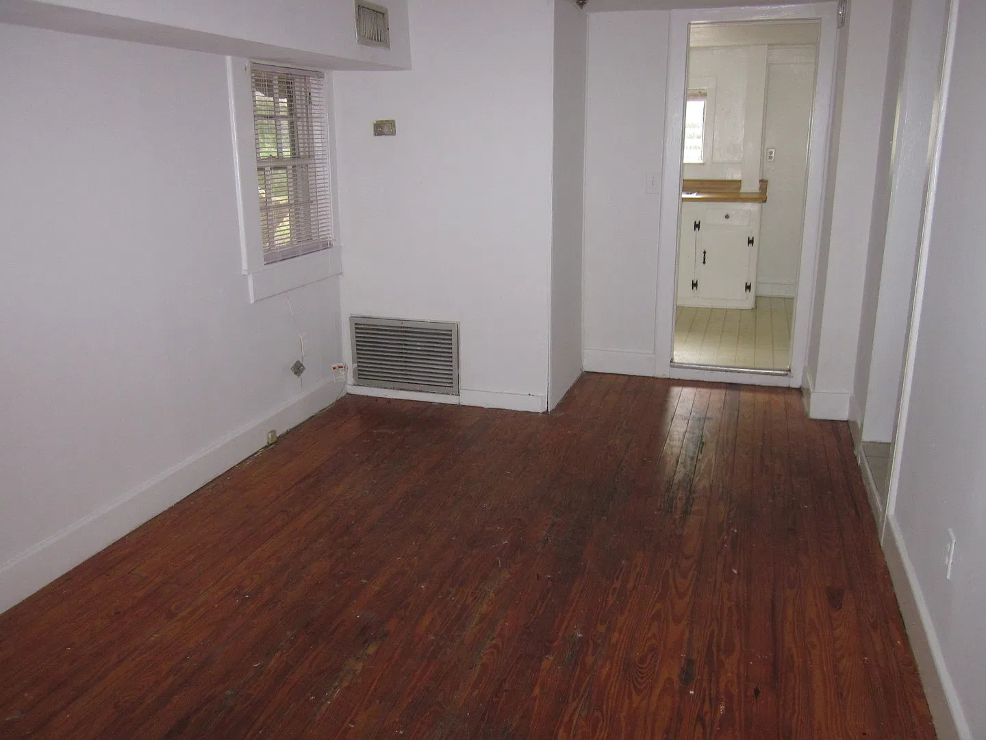 2 Bed/1 Bath Duplex Close to Campus on NW 11th Street — Photo 4