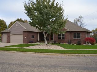 1100 S Honeysuckle Trl, Sioux Falls, SD 57106