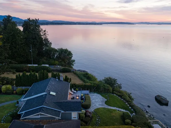 8585 Lochside Dr, North Saanich, BC V8L 1M5
