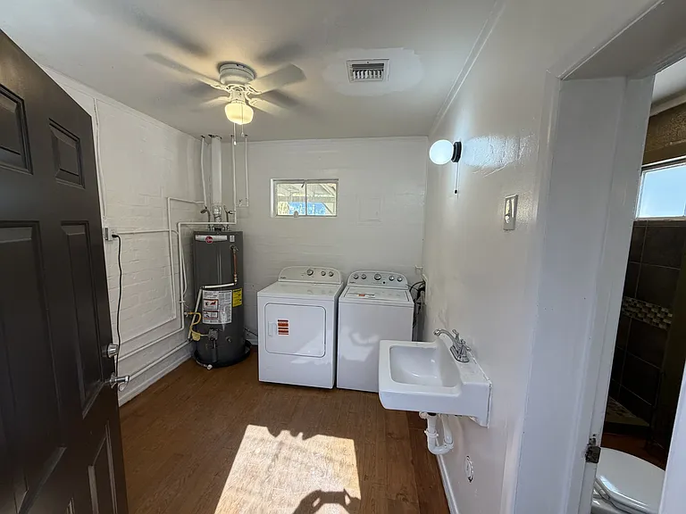 537 W Mariposa St — Photo 9