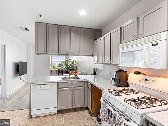 5th image of 1100 Vine St #-1402