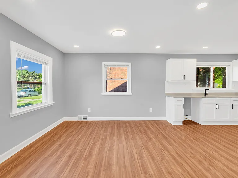 9973 E Outer Dr — Photo 10
