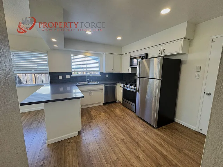 936 Constitution Dr — Photo 9
