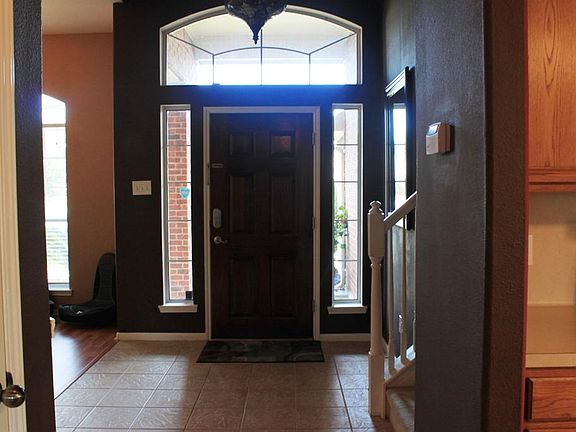 Welcome your guests in this 2 story entry.