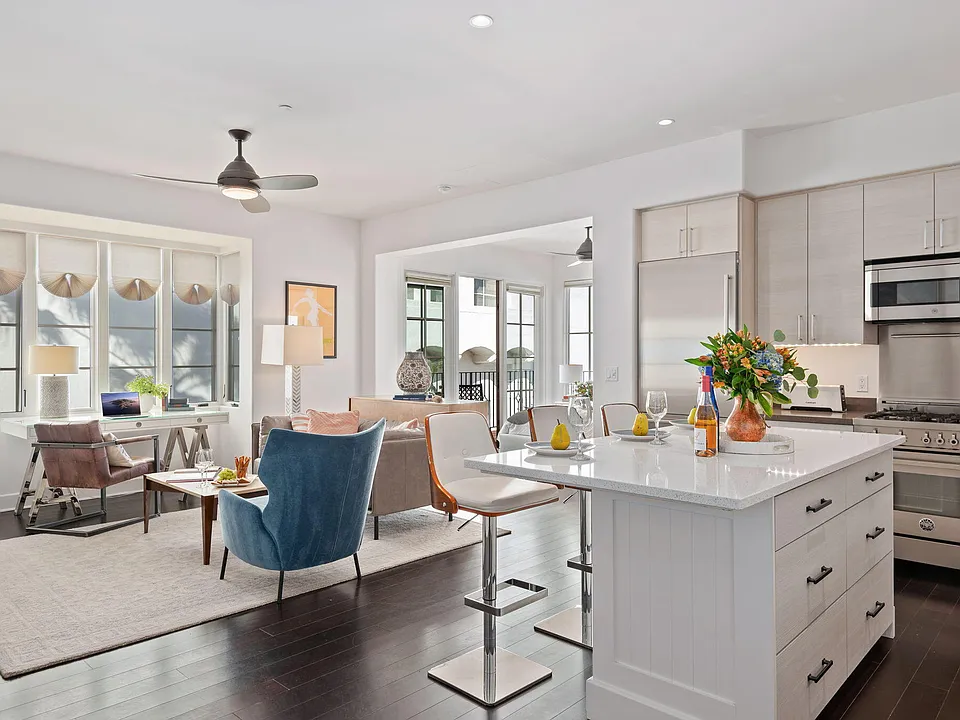 18 W Victoria St #303