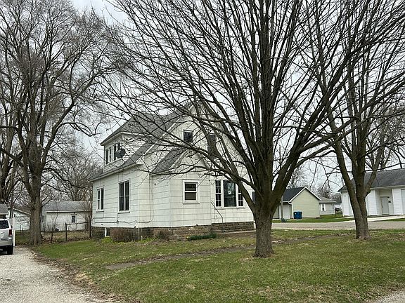 3rd image of 402 W Chestnut St