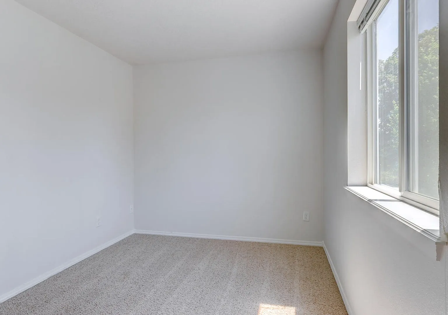 Spacious 3 Bed, 2.5 Bath Home with Garage - Prime Location! — Photo 4