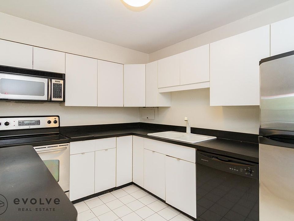 1st image of 555 W Cornelia Ave APT 402
