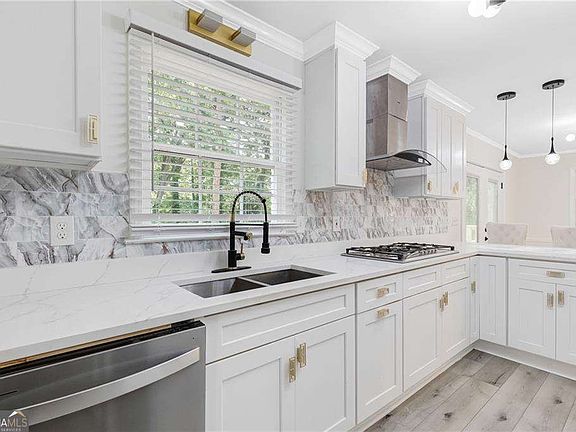 3rd image of 4373 Buckingham Cir