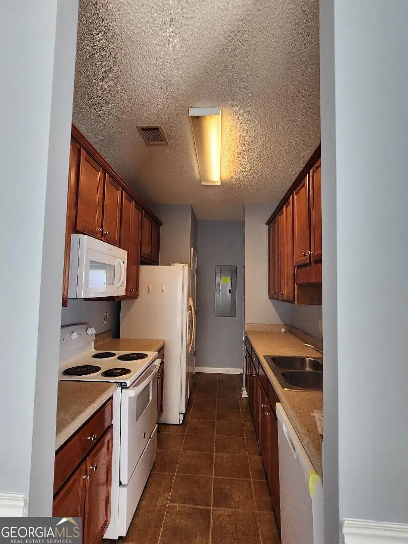 2 bed, 2.5 bath, 2970 sqft, $1,350 — Photo 2