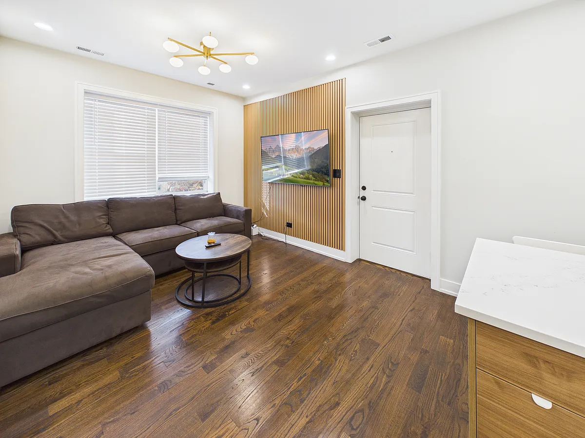 Building Photo - 2350 S Leavitt St #3R
