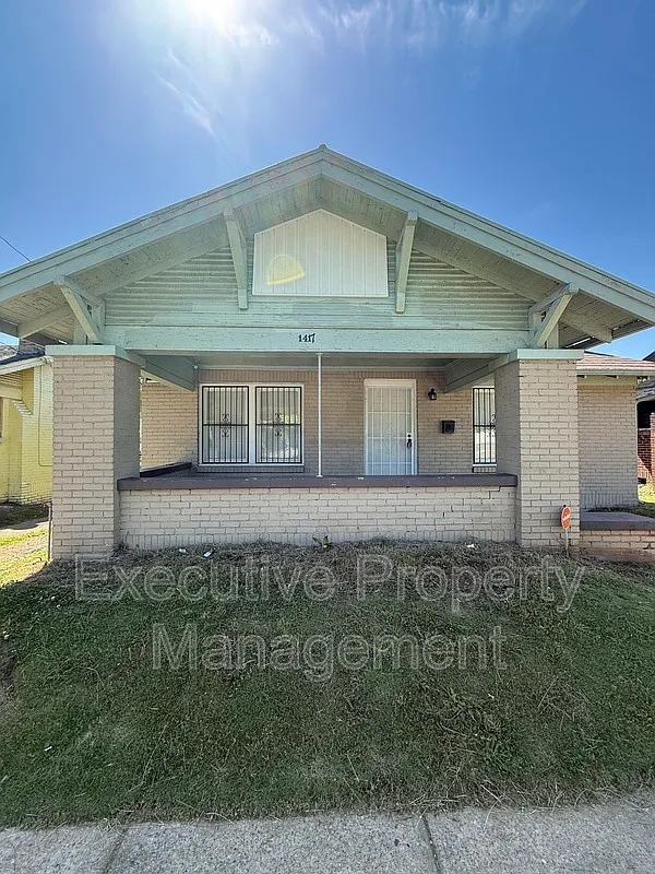 3 bed, 1.0 bath, 1688 sqft, $1,200 — Photo 1