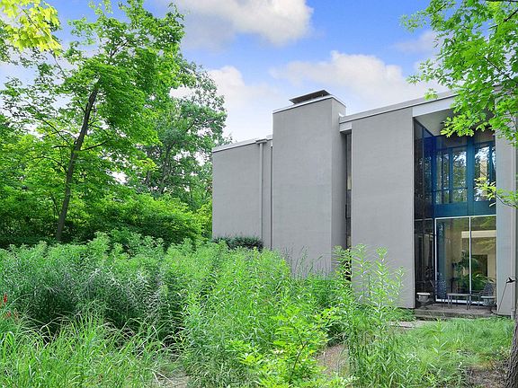 3rd image of 877 Woodbine Pl