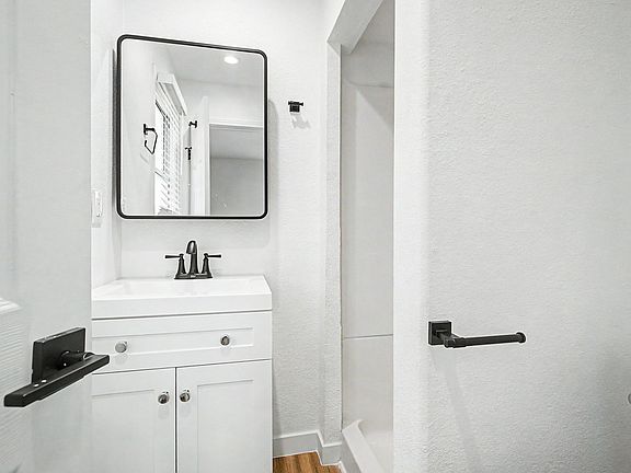 4th image of 619 A Ave #A