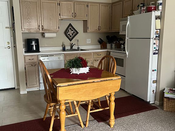 5th image of 1127 S Lake Dr Unit 211