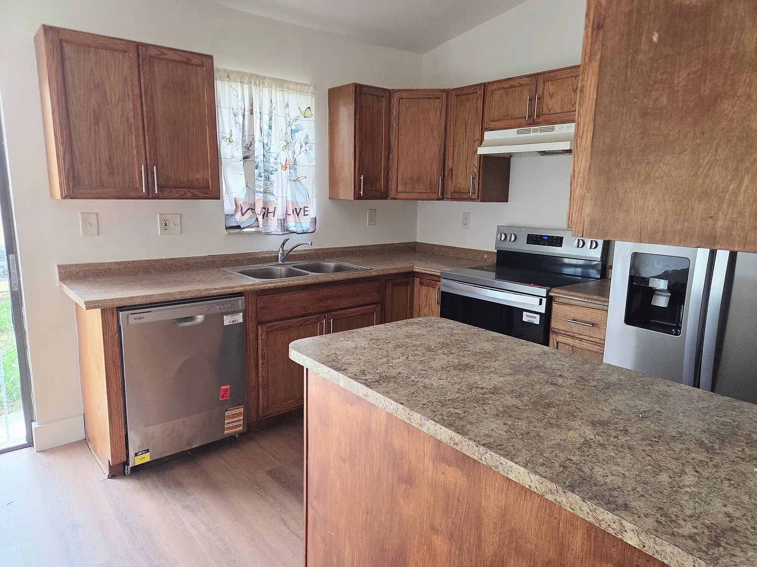 3 bed, 1220 sqft, $2,300 — Photo 4