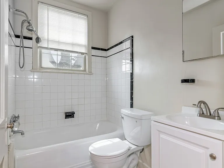 11 Nicholson St NW — Photo 7