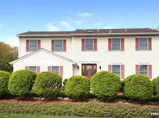 10 Viola Ter, Township Of Washington, NJ 07676