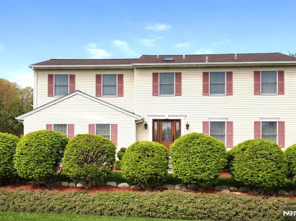 10 Viola Ter, Township Of Washington, NJ 07676