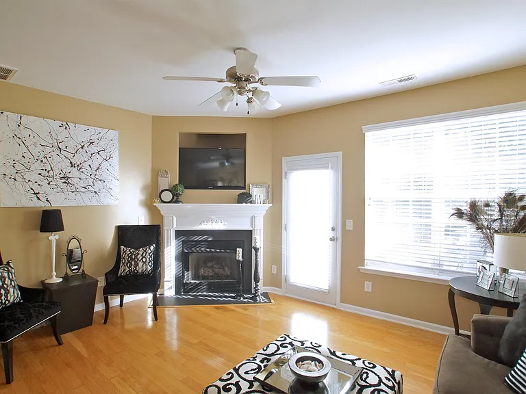 405 Hamlet Park Dr #1 — Photo 8