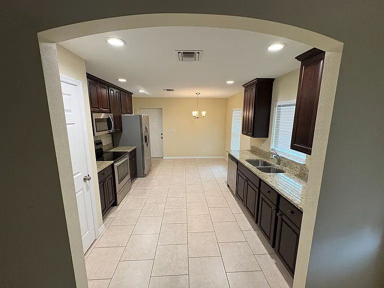1407 SE 2nd St — Photo 3