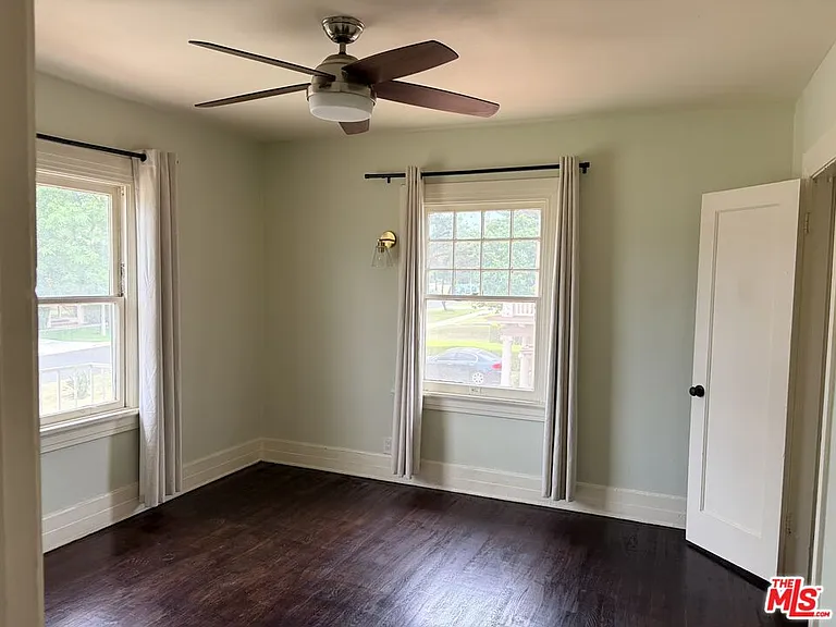 2142 S Victoria Ave — Photo 26