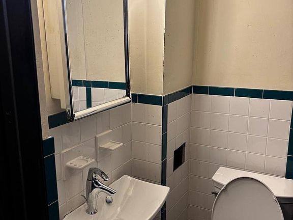 4th image of 2609 S Beulah St