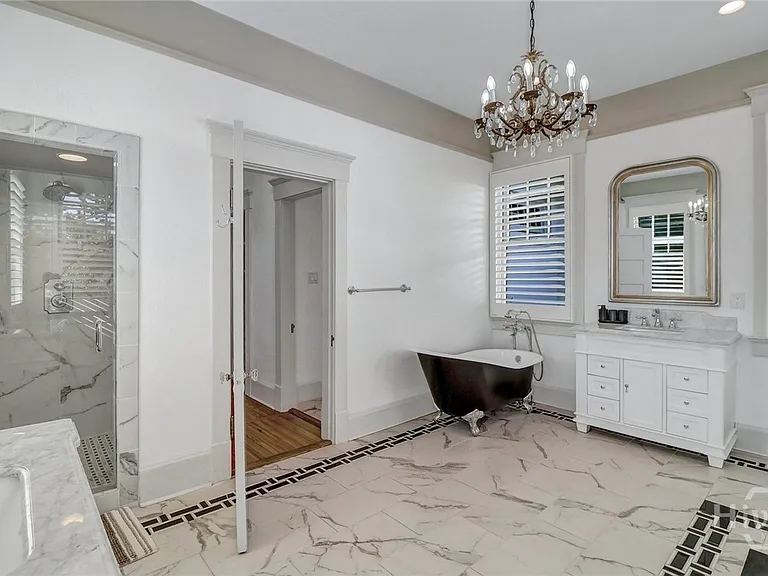 602 E Victory Dr — Photo 25